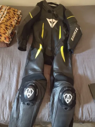 Vende-se macacão esportivo para andar de moto todo de couro da marca Danese