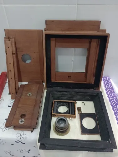 Antiga camera fotográfica de madeira