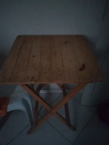 Vendo cadeira com mesa de plástico e outra cadeira de jantar 