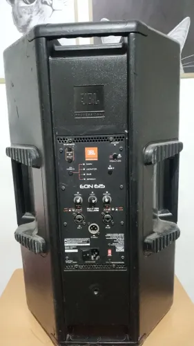 Caixa JBL EON 615 amplificada, uma das melhores , aceito cartão 