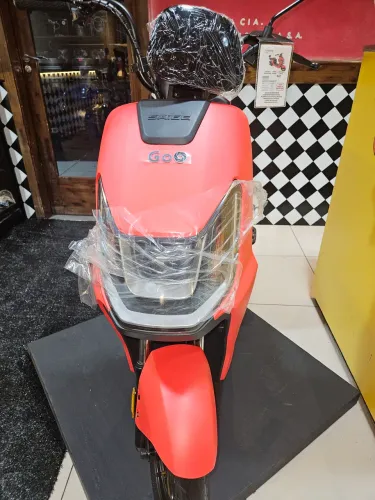 Scooter elétrica marcada Goo elétricos