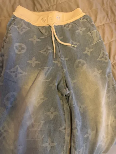 Calça jeans LV + jaqueta branca LV muito estilo