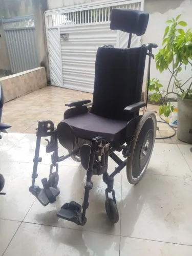 Cadeira de rodas - apoio para cabeça e pés.