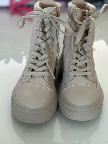 Coturno/bota infantil bege Zara