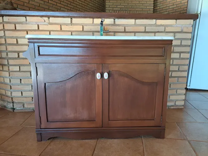 Conjunto de Balcão de banheiro, madeira maciça, com tampo de mármore, torneira e espelho