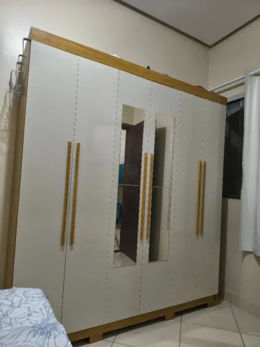 Guarda roupa novo de 7 meses com 6 portas e espelho.