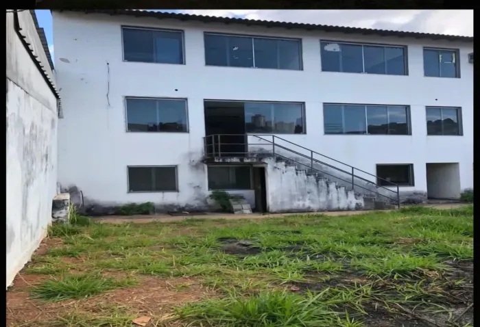 Prédio Comercial com 3 Pavimentos, Salas, Banheiros e Projeto para Galpão
