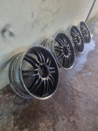 Jogo de rodas aro 20 5 furos.