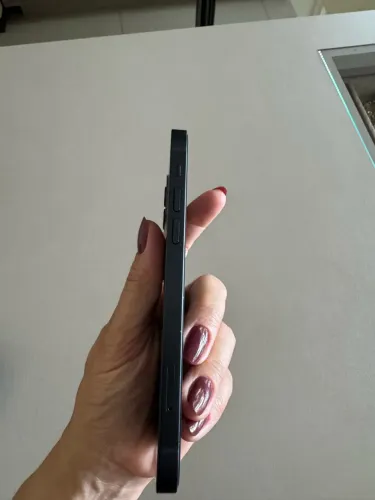 iPhone 12, 64GB, em excelente estado, sem detalhe de uso.