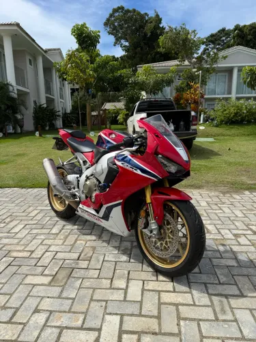 CBR 1000 RR capa de revista