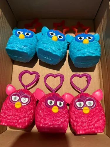 Boneco ou chaveiro do Furby da coleção do McDonald's de 2014