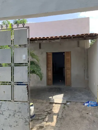Pequena casa em final de rua, muito bem localizada