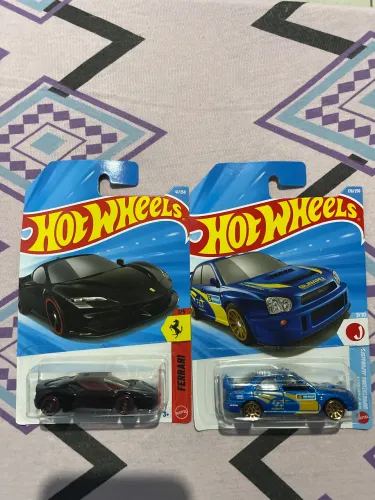 hot Wheels dupla Ferrari + Subaru