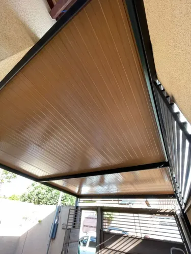 Varanda com termoforro branco ou madeira