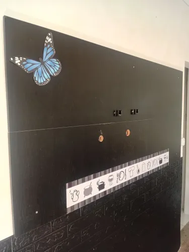 Painel para TV preto.