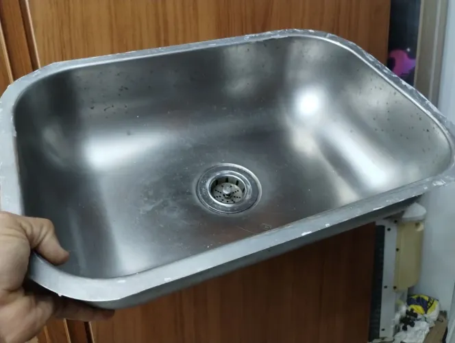 Pia em aço inox conservada no precinho 