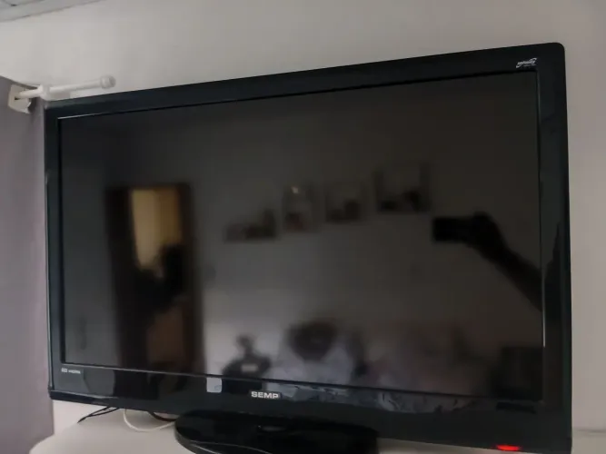Tv SEMP 40' Seminova com trinco na tela