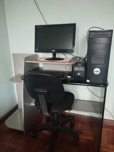Conjunto de escrivaninha com computador e cadeira 