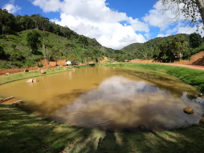 TERRENO RURAL PLANO, COM LAGO E FÁCIL ACESSO