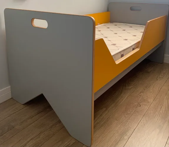 Mini cama infantil com proteção lateral e duas alturas ajustáveis (16 ou 34 cm)