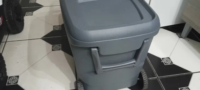 Vendo caixa térmica com rodinhas seminovo.