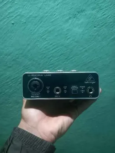 Interface de áudio behringer u-phoria um2