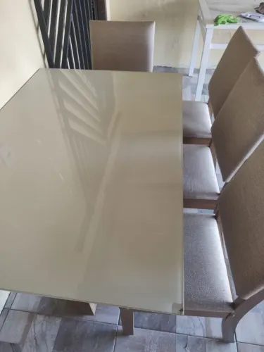 Estou vendendo está mesa de 4 cadeiras