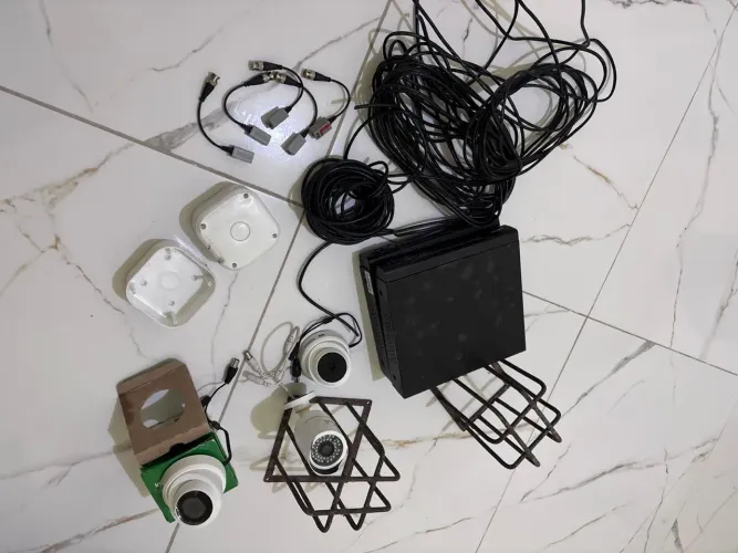3 câmeras novas + 2DVRS 16 Canais usado pegando tudo normal.