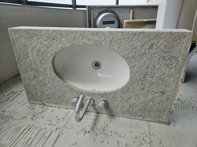 Bancada em granito branco itaúnas