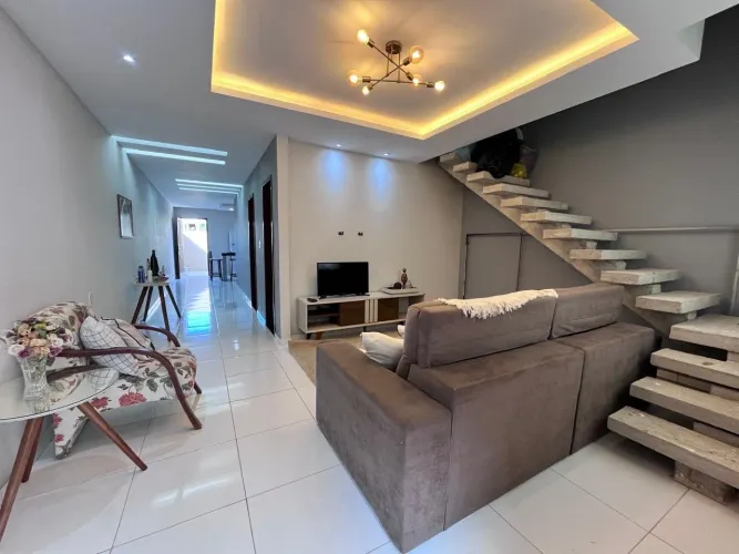 Vendo casa baixa com estrutura pra mais dois andares