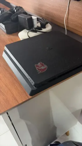PLAYSTATION 4 - Slim + 2 controles + torre de carregamento