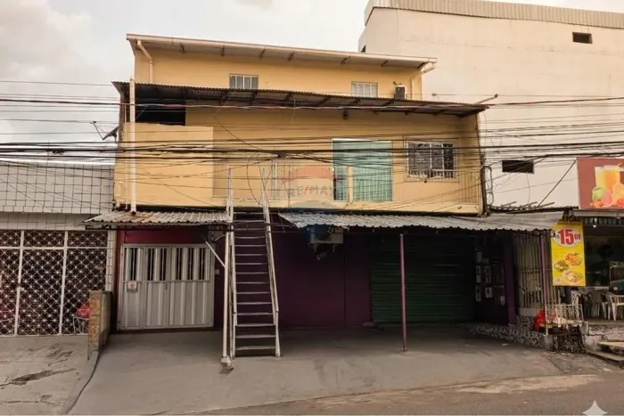 Prédio Comercial na Avenida Codajás | Loja + 6 Apartamentos | Excelente para Investimento