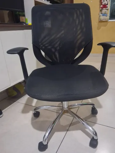 Cadeira giratória com apoio de braço