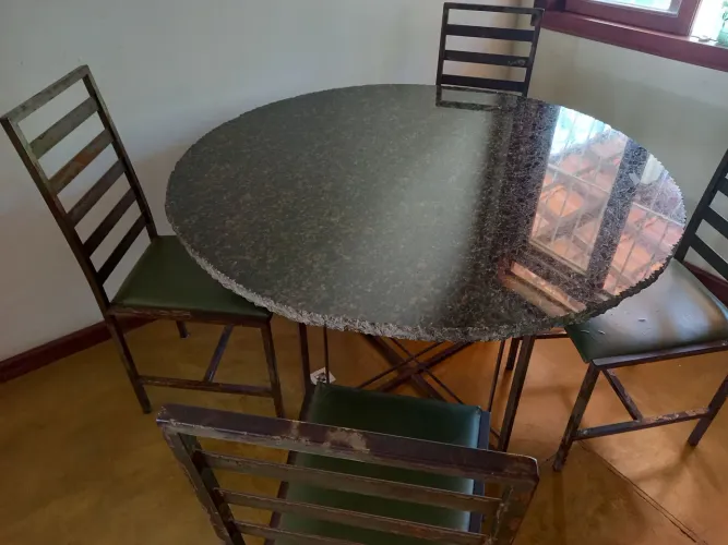 Conjunto de Mesa de Ferro com tampo em mármore verde floresta e quatro cadeiras