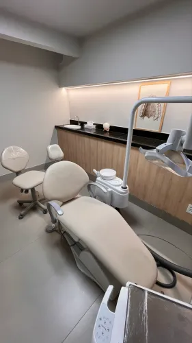 Maca Odontológica Semi Nova com Carrinho Auxiliar - Excelente Estado