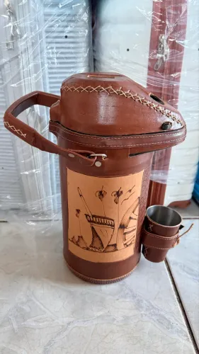 Garrafa térmica em couro 