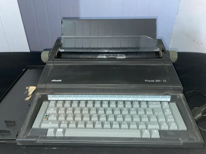 Máquina de escrever Olivetti Praxis 201ii