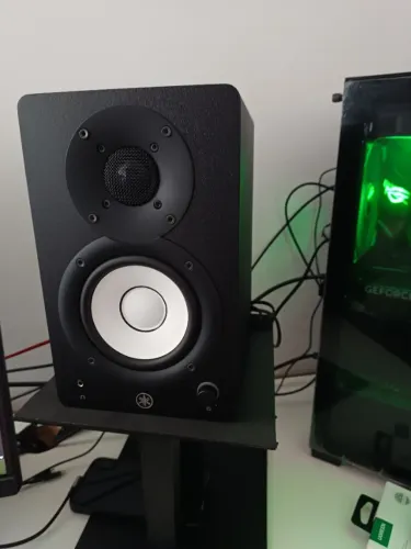 Par de Monitor Yamaha HS4 + Suporte + Capa