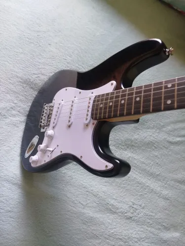 Guitarra Stratocaster Bravo com Acessórios Cor Black