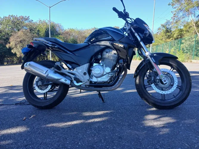 Vendo Cb 300r Seminova preta