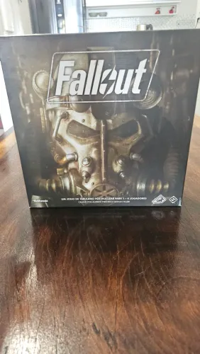 Fallout: The Board Game + Insert Bucaneiros + Cartas com Sleeves