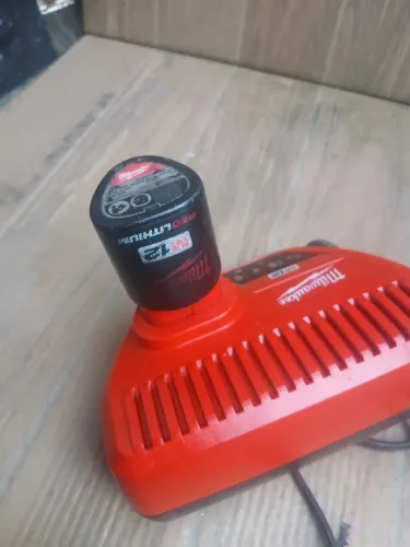 Carregador e bateria milwaukee 12v