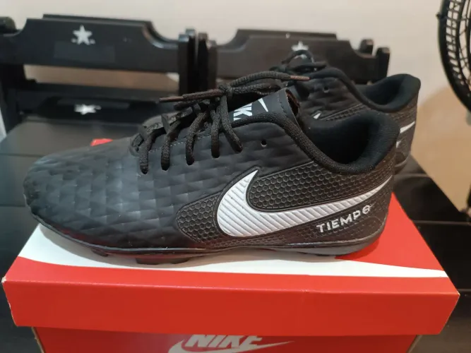 Chuteira society Nike