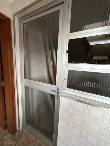PROMO! Porta alumínio vidro canelado