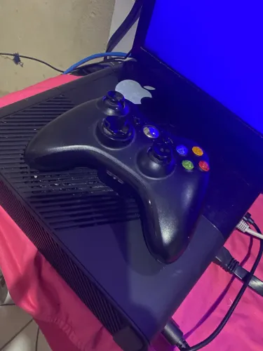 Vende-se Xbox 360 desbloqueado com jogos e hd de 500gb, acompanha cabo e fonte, 2 controle