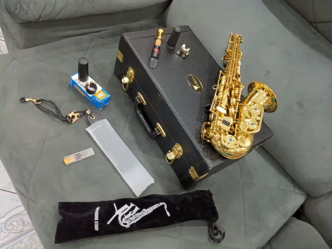 Sax Eagle soprano curvo 508 impecável