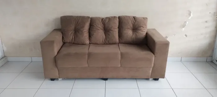 Sofá três lugares