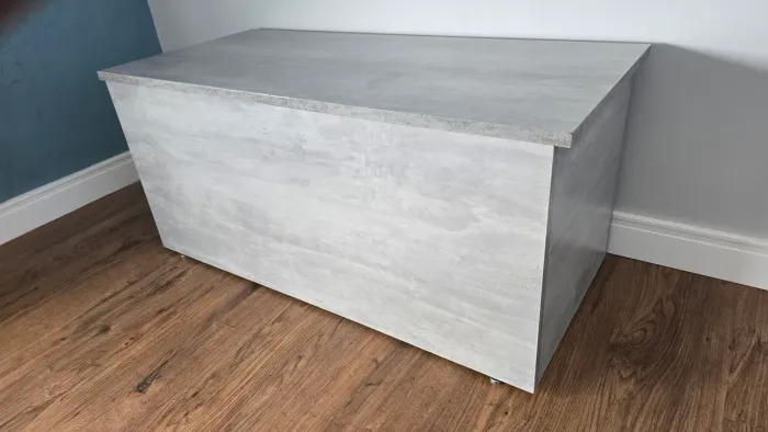 Vendo baú em em mdf medindo 1000x400x400 ótimo para guardar brinquedos calçados e roupas. 