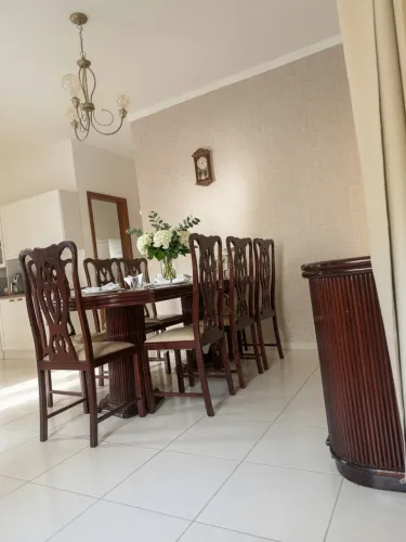 Mesa de jantar e armário em mogno e mármore