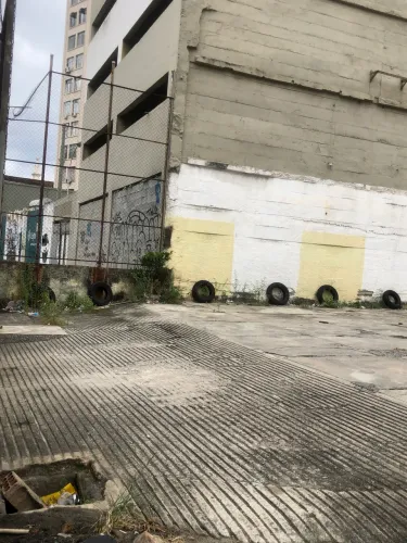 Terreno com estacionamento funcionando